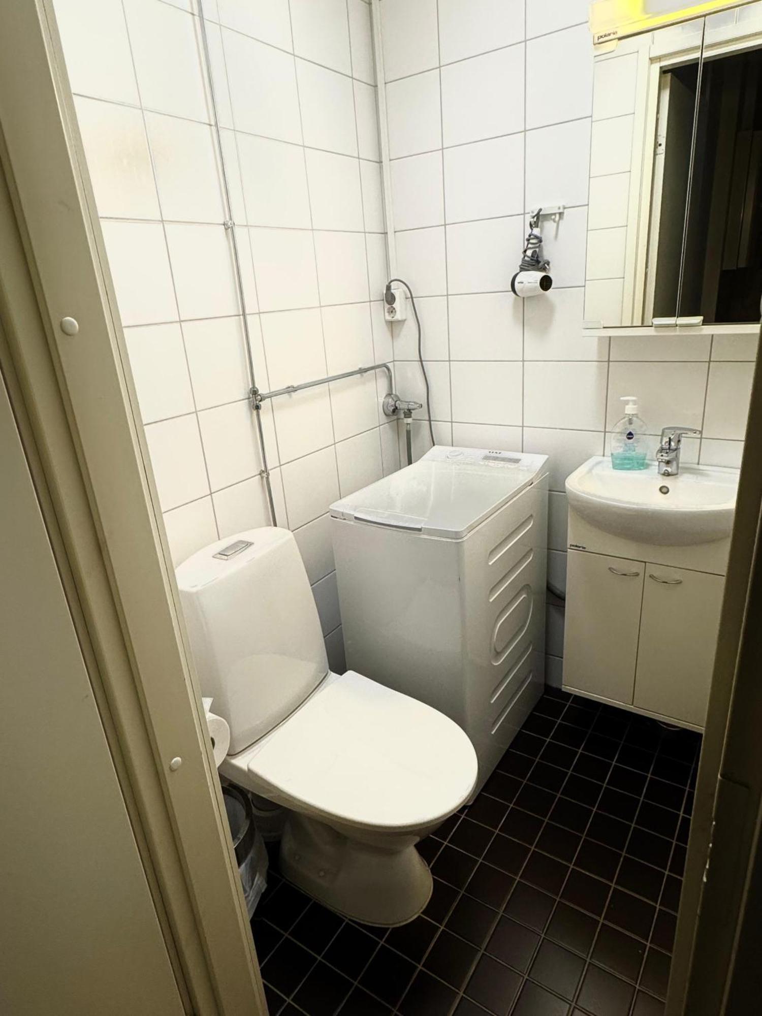 Kotimaailma Apartments Kamppi - 2Br In The City Center With Code Lock Helsinki Kültér fotó